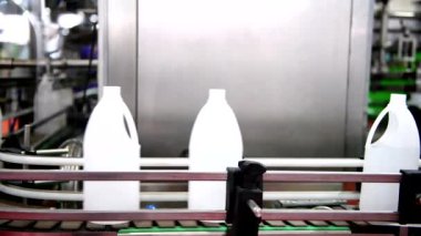 Paket için otomatik taşıma sistemlerinde beyaz temiz şişe transferi