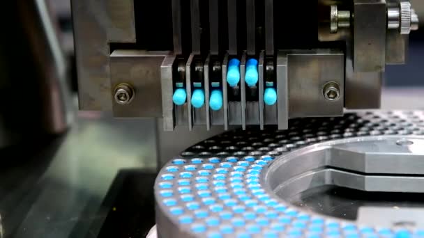 Линия Производства Синих Капсул Промышленная Фармацевтическая Концепция — стоковое видео