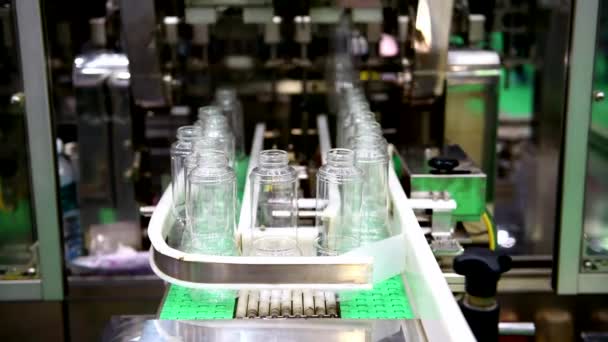 Klarglasflaschen Transfer Auf Automatisierten Fördersystemen Industrielle Automatisierung Für Verpackungen — Stockvideo