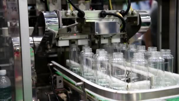 Transferencia Botellas Vidrio Transparente Sistemas Transporte Automatizados Automatización Industrial Para — Vídeo de stock