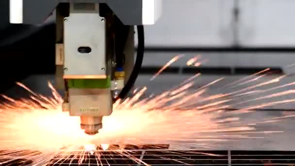 Máquina Cabeça Corte Laser Enquanto Corta Chapa Metálica Com Luz — Vídeo de Stock