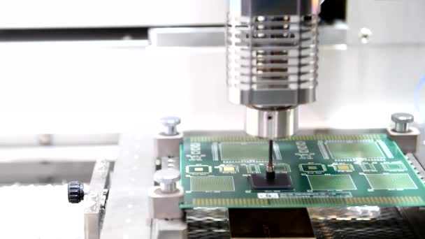 Fabrikada Yüksek Teknoloji Yazdırma Devresi Pcb Için Modern Otomatik Robot — Stok video