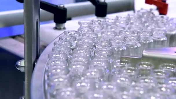 Bersihkan Botol Kaca Transfer Pada Sistem Konveyor Otomatis Otomatisasi Industri — Stok Video