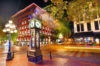 Gastown Vancouver, British Columbia, Kanada 'daki Tarihi Buhar Saatinin Gece Görüşü
