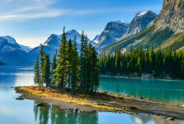 Maligne Gölü 'ndeki Panorama Manzaralı Güzel Ruh Adası Jasper Ulusal Parkı, Alberta, Kanada