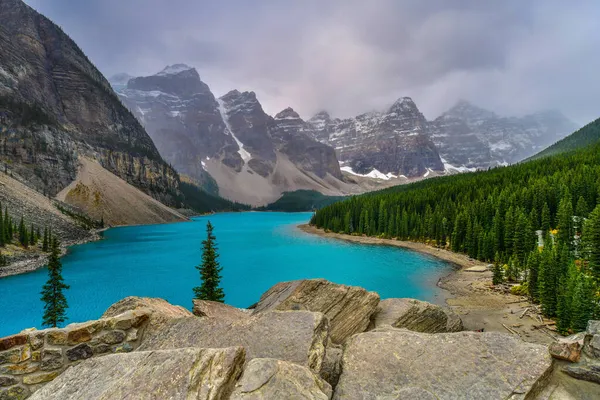 Moraine Gölü 'nün güzel turkuaz suları Banff Ulusal Parkı, Alberta, Kanada