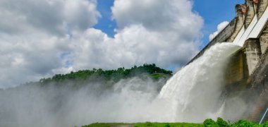 Khun Dan Prakarn Chon, Tayland 'ın Nakhon Nayok ilinin Mueang Nakhon ilçesinde hidroelektrik santrali, sulama ve sel koruması bulunan bir barajdır.