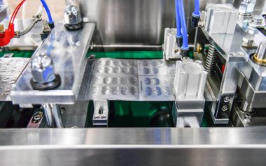 Üretim hattındaki ışıktan korunmak için gümüş alüminyum folyo paketleme, endüstriyel ilaç konsepti