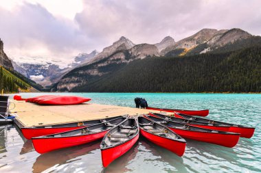 Kanada 'nın en güzel dağlık göllerinden biri olan Louise Gölü' nde kano gezisi, Banff Ulusal Parkı, Alberta, Kanada