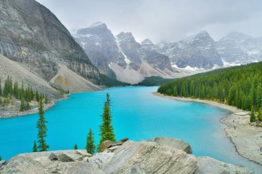 Moraine Gölü 'nün güzel turkuaz suları Banff Ulusal Parkı, Alberta, Kanada