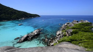 Tayland 'daki Similan adasındaki tepeden en iyi manzara. Plaj sık sık Similan dalış ve şnorkelle yüzme turları tarafından ziyaret ediliyor.