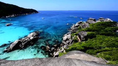 Tayland 'daki Similan adasındaki tepeden en iyi manzara. Plaj sık sık Similan dalış ve şnorkelle yüzme turları tarafından ziyaret ediliyor.