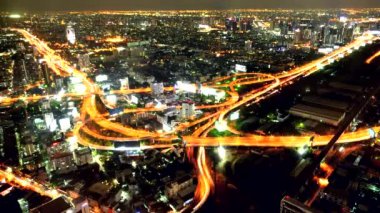 Geceleri Bangkok 'un güzelliği, gökdelenlerin en tepesinden, Bağlantı yolunda ışıklandırmayı göster