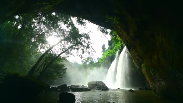 タイのカオ ヤイ国立公園の熱帯林にあるヘイスワットの滝 — ストック動画