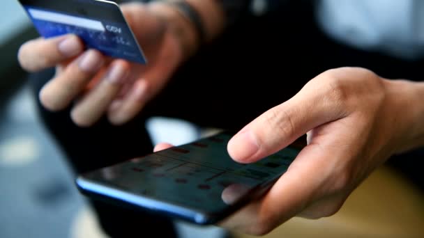 Mãos Segurando Cartão Crédito Usando Telefone Inteligente Para Compras Line — Vídeo de Stock