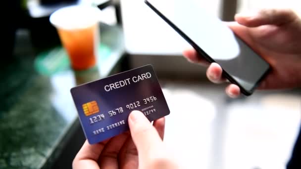 Руки Держащие Кредитную Карту Использующие Смартфон Покупок Онлайн — стоковое видео