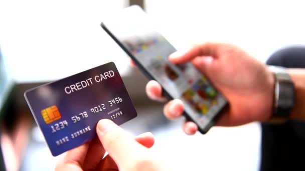 Manos Sosteniendo Una Tarjeta Crédito Usando Teléfono Inteligente Para Compras — Vídeo de stock