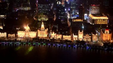 Gece vakti Şangay 'daki Bund boyunca eski sömürge binaları.