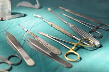 Ameliyat aletleri, ameliyat odasında silikon burun implantı..