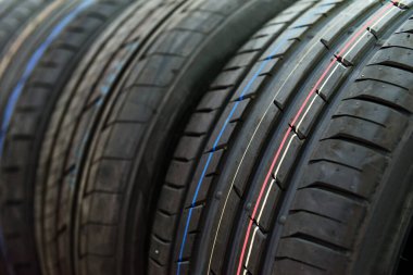 Siyah bir arka plan üzerinde izole bir araba lastik görünümünü kapat