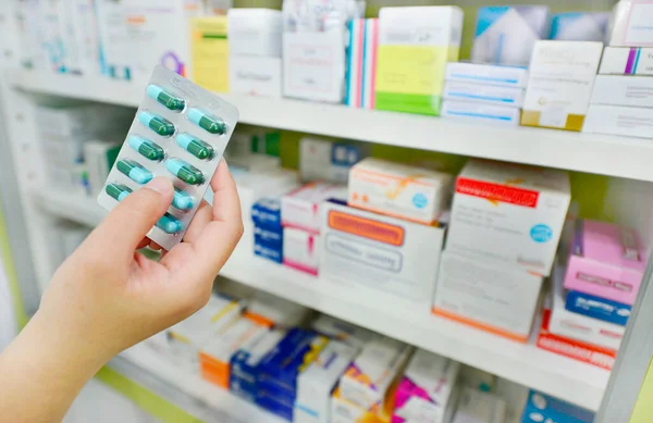 Gyógyszerész Aki Gyógyszeres Kapszulacsomagot Tart Gyógyszertárban — Stock Fotó