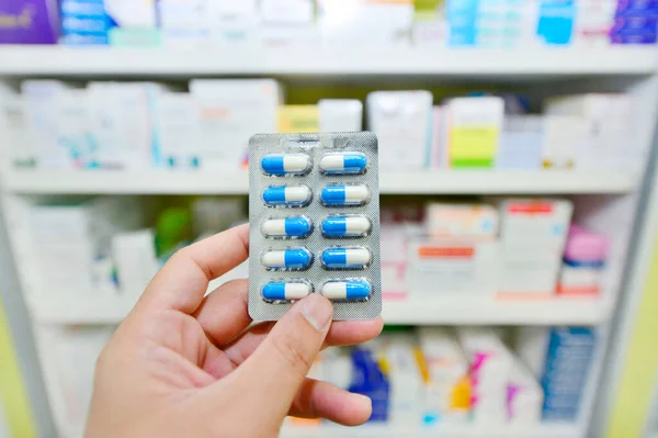 Gyógyszerész Aki Gyógyszeres Kapszulacsomagot Tart Gyógyszertárban — Stock Fotó