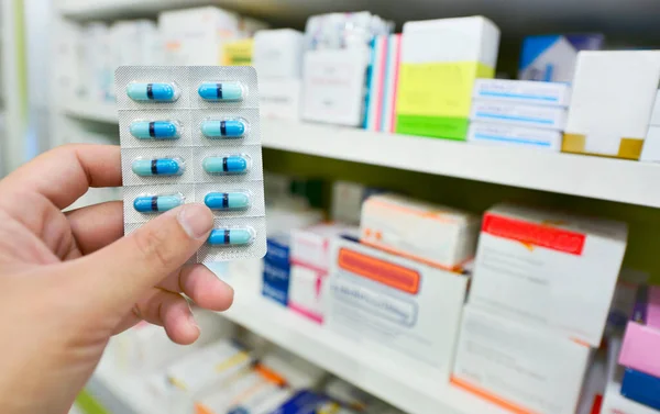 Gyógyszerész Aki Gyógyszertárban Tartja Kék Kapszulás Dobozt — Stock Fotó