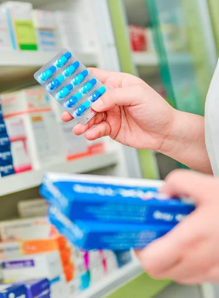 Gyógyszerész Aki Gyógyszeres Dobozt Kapszulacsomagot Tart Gyógyszertárban — Stock Fotó