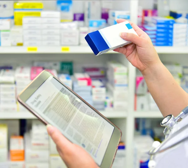 Φαρμακοποιός Κρατώντας Κουτί Φάρμακο Και Touch Pad Για Γραμμή Αναζήτησης — Φωτογραφία Αρχείου