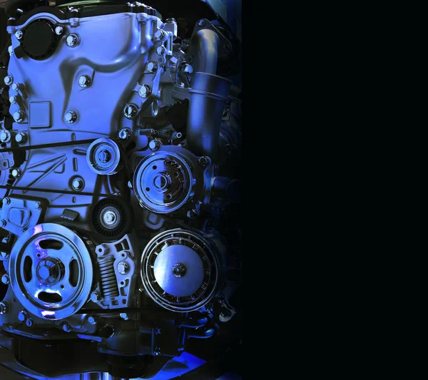 コピースペースと黒の背景に青トーンで車の強力なエンジン — ストック写真