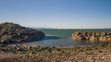 Howth Head, Dublin Yarımadası, Uçurumlar, koylar ve kayalıklar sahili, tehlikeli uçurumlar, İrlanda, İrlanda 'daki muhteşem manzaralar                                                                                           