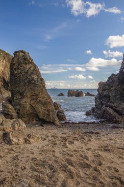 Howth Head, Dublin, Dublin Yarımadası, Kayalıklar, koylar ve kayalıklar Denizi İrlanda, gizli koy, dramatik gökyüzü, uzun süre maruz kalma,            