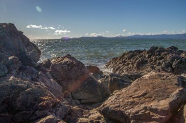 Howth Head, Dublin, Dublin Yarımadası, Kayalıklar, koylar ve kayalıklar Denizi İrlanda, gizli koy, dramatik gökyüzü, uzun süre maruz kalma,            