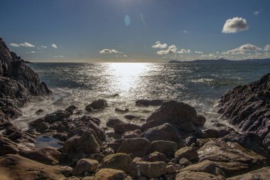 Howth Head, Dublin, Dublin Yarımadası, Kayalıklar, koylar ve kayalıklar Denizi İrlanda, gizli koy, dramatik gökyüzü, uzun süre maruz kalma,            