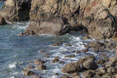 Howth Head, Dublin, Dublin Yarımadası, Kayalıklar, koylar ve kayalıklar Denizi İrlanda, gizli koy, dramatik gökyüzü, uzun süre maruz kalma,            