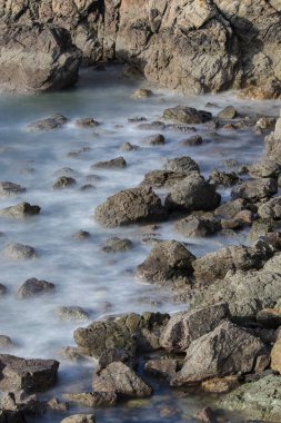 Howth Head, Dublin, Dublin Yarımadası, Kayalıklar, koylar ve kayalıklar Denizi İrlanda, gizli koy, dramatik gökyüzü, uzun süre maruz kalma,            