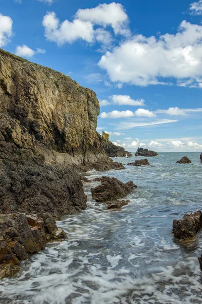 ダブリン ダブリン郡 ハウスヘッド半島 崖の海岸 湾と岩の風景 アイルランド 隠された湾 劇的な空 長い時間の露出 — ストック写真