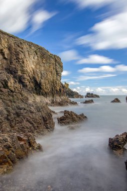 Howth Head, Dublin, Dublin Yarımadası, Kayalıklar, koylar ve kayalıklar Denizi İrlanda, gizli koy, dramatik gökyüzü, uzun süre maruz kalma,            