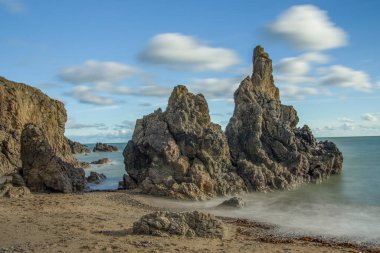 Howth Head, Dublin, Dublin Yarımadası, Kayalıklar, koylar ve kayalıklar Denizi İrlanda, gizli koy, dramatik gökyüzü, uzun süre maruz kalma,            
