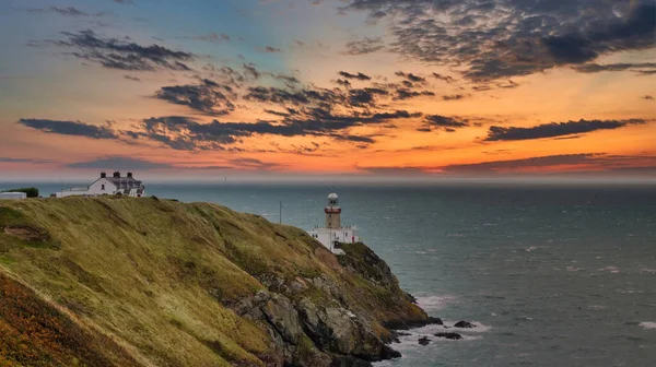 白亜の灯台 天気の良い日と曇りの日 崖や岩 ダブリン アイルランド 10月 2021 — ストック写真