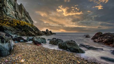 Howth Head, Dublin, Dublin Yarımadası, Kayalıklar, koylar ve kayalıklar Denizi İrlanda, gizli koy, dramatik gökyüzü, uzun süre maruz kalma,            