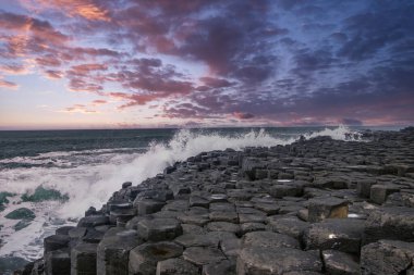 Kuzey İrlanda Deniz Sahil Günbatımı, Antrim manzaraları, Geçit Devleri, Kuzey İrlanda,