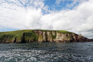 Vahşi Atlantik Yolu, Batı İrlanda, manzaralı kıyı yolu İrlanda 'nın güneybatısındaki Iveragh Yarımadası' nın çevresi.