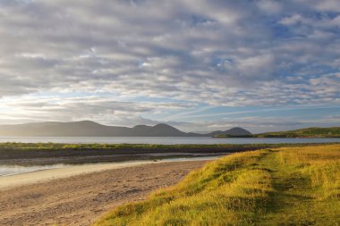 Vahşi Atlantik Yolu, Batı İrlanda, manzaralı kıyı yolu İrlanda 'nın güneybatısındaki Iveragh Yarımadası' nın çevresi.