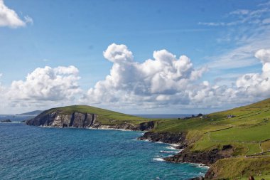 Vahşi Atlantik Yolu, Batı İrlanda, manzaralı kıyı yolu İrlanda 'nın güneybatısındaki Iveragh Yarımadası' nın çevresi.