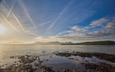 Vahşi Atlantik Yolu, Batı İrlanda, manzaralı kıyı yolu İrlanda 'nın güneybatısındaki Iveragh Yarımadası' nın çevresi.