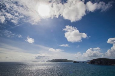 Vahşi Atlantik Yolu, Batı İrlanda, manzaralı kıyı yolu İrlanda 'nın güneybatısındaki Iveragh Yarımadası' nın çevresi.