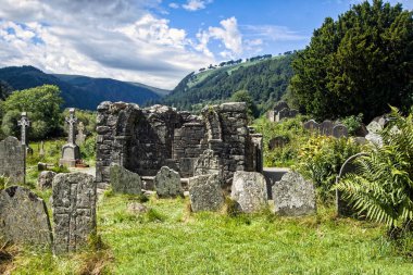Glendalough, Wicklow Dağları 'nda, göllerde, ormanlarda, İrlanda' da geziniyor.