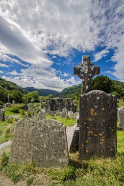 Glendalough, Wicklow Dağları 'nda, göllerde, ormanlarda, İrlanda' da geziniyor.