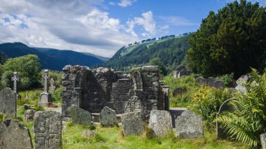 Glendalough, Wicklow Dağları 'nda, göllerde, ormanlarda, İrlanda' da geziniyor.